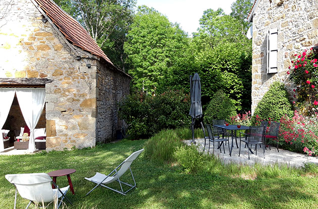 G&icirc;te 46 avec jardin fleuri