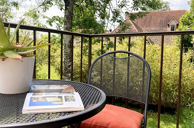 Balcon entour&eacute; de nature au g&icirc;te