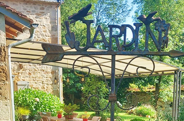 Jardin paysag&eacute; au g&icirc;te