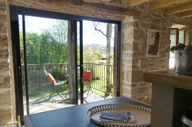 Vue extérieure du gîte vers la piscine